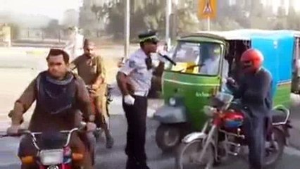 KPK Traffic Police Start Giving Gifts Who Follow Rule