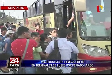 Pasajeros hacen largas colas en terminales para poder viajar por feriado largo