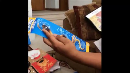 Il met un vrai serpent sur la main de sa fille en lui faisant croire que c'est un faux