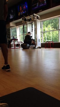 Ce gars a une curieuse façon de faire sa muscu... WTF