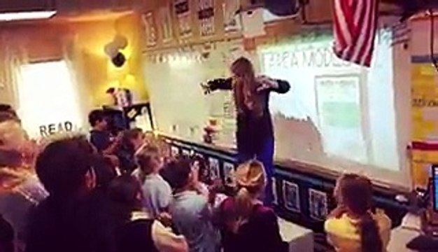 Une enseignante a l’idée géniale de démarrer la journée en faisant danser ses élèves