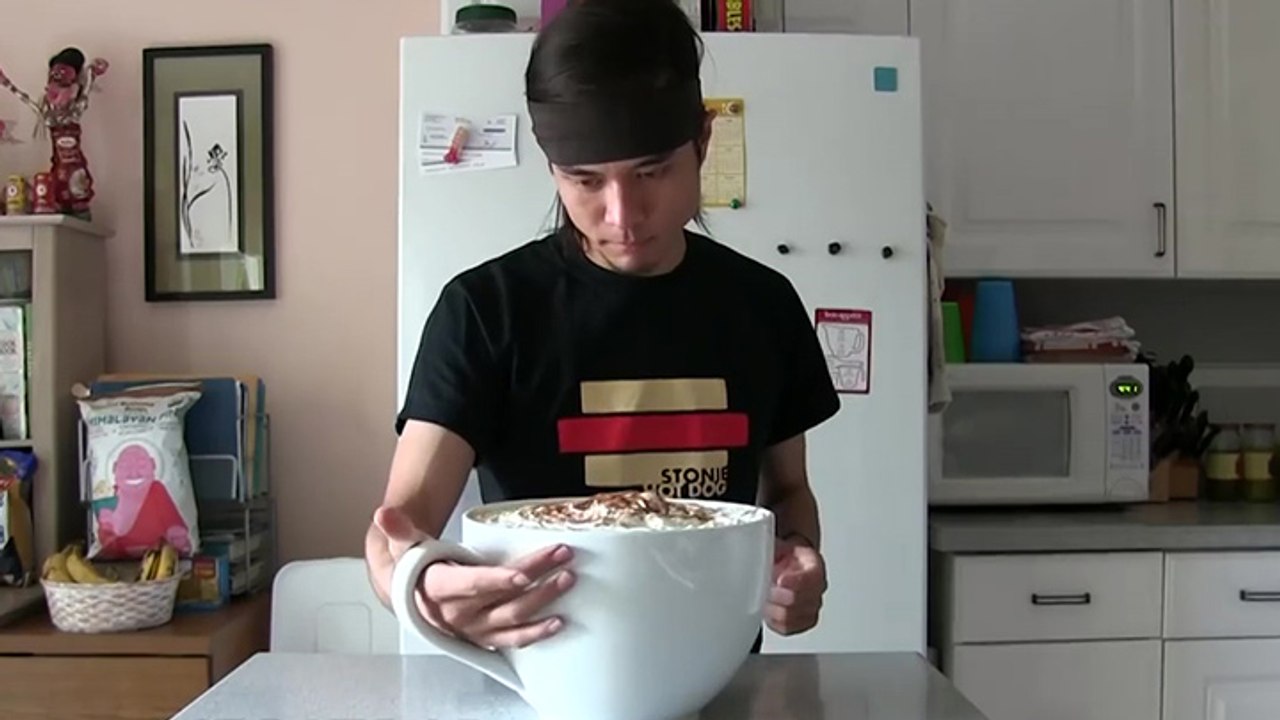 Matt Stonie boit une tasse de café géante