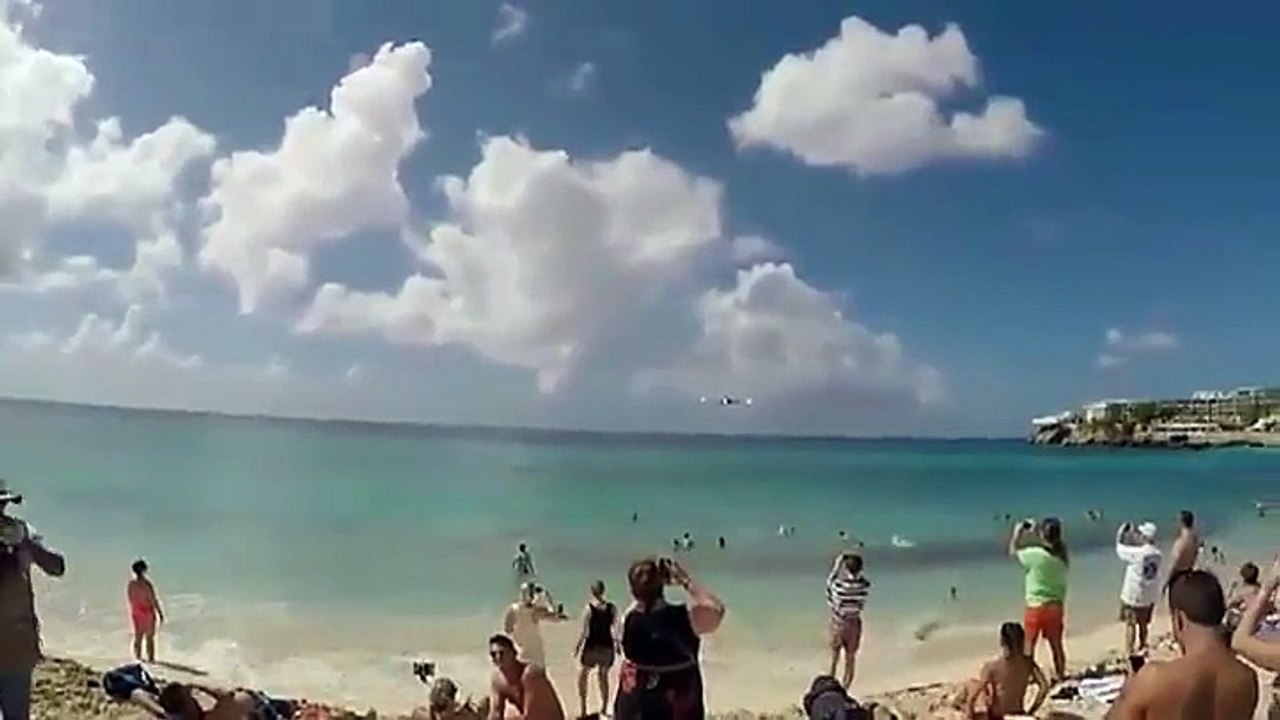 Un avion de ligne atterrit a cote de la page de St Martin