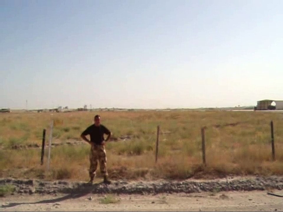 Vol en rase motte très bas au dessus de ce soldat