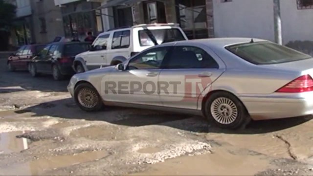 Report TV - Berat,baltë e ujë në rrugët e qytetit banorët:Nuk dalim dot nga shtëpia