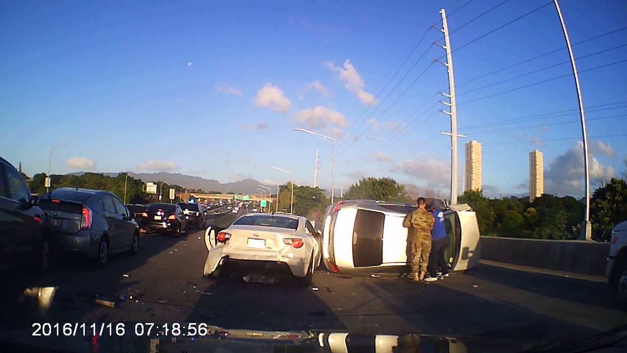Gros carambolage à Hawaï avec une patrouille de police