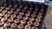 Видео работы машины кондитерской, универсальной,  дозирующей - наполнение начинкой печенья орешки