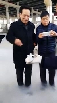 Ce poisson congelé revient à la vie lorsqu'on le plonge dans un seau d'eau. Miraculeux !