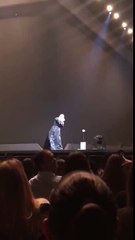 La grosse frayeur d’Ade­le, surprise en plein concert par une chauve-souris