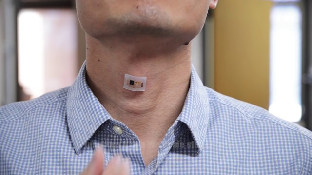 Tatuaje electrónico para controlar la salud y la voz a distancia