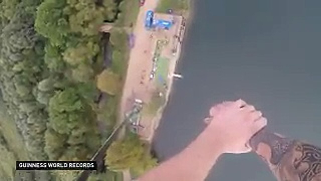 Британский банджи-джампер установил мировой рекорд, прыгнув с 70-метровой высоты и обмакнув печенье в чай