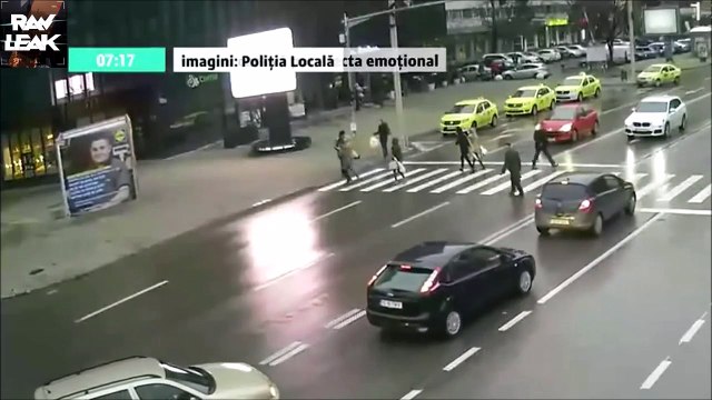 Ce piéton mis KO par un panneau publicitaire emporté par le vent !