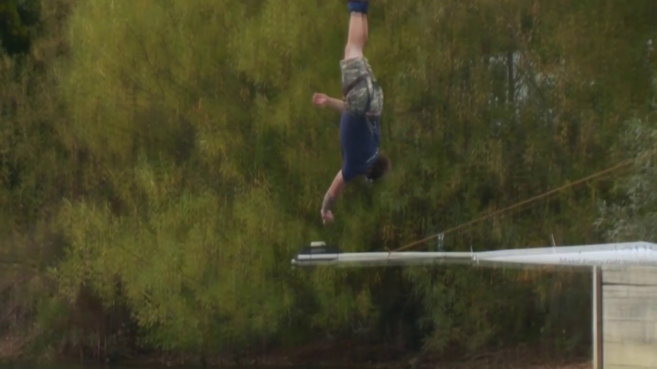Tremper son biscuit dans une tasse de thé pendant un saut à l'élastique... Fou