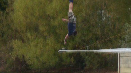 Tremper son biscuit dans une tasse de thé pendant un saut à l'élastique... Fou