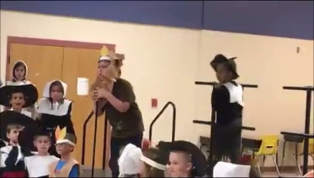 La réaction de cet enfant autiste quand sa prof lui arrache le micro des mains est juste hilarante