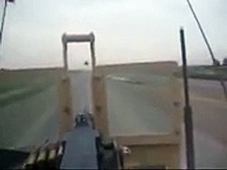 Cet hélicoptère Apache s'amuse à suivre un camion sur la route