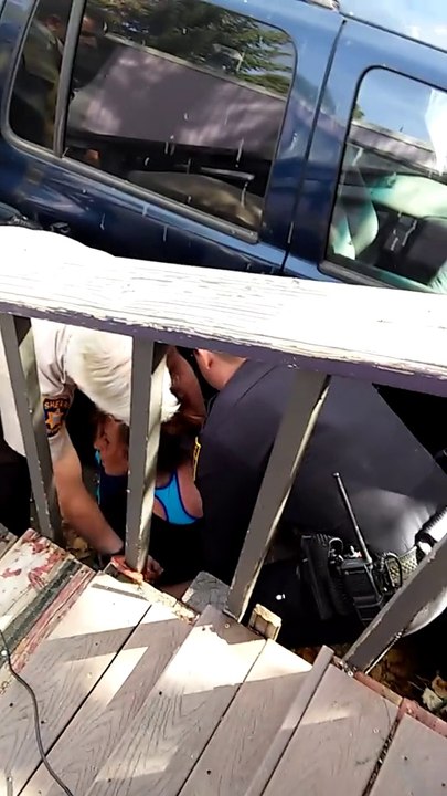 Un officier de police frappe une femme