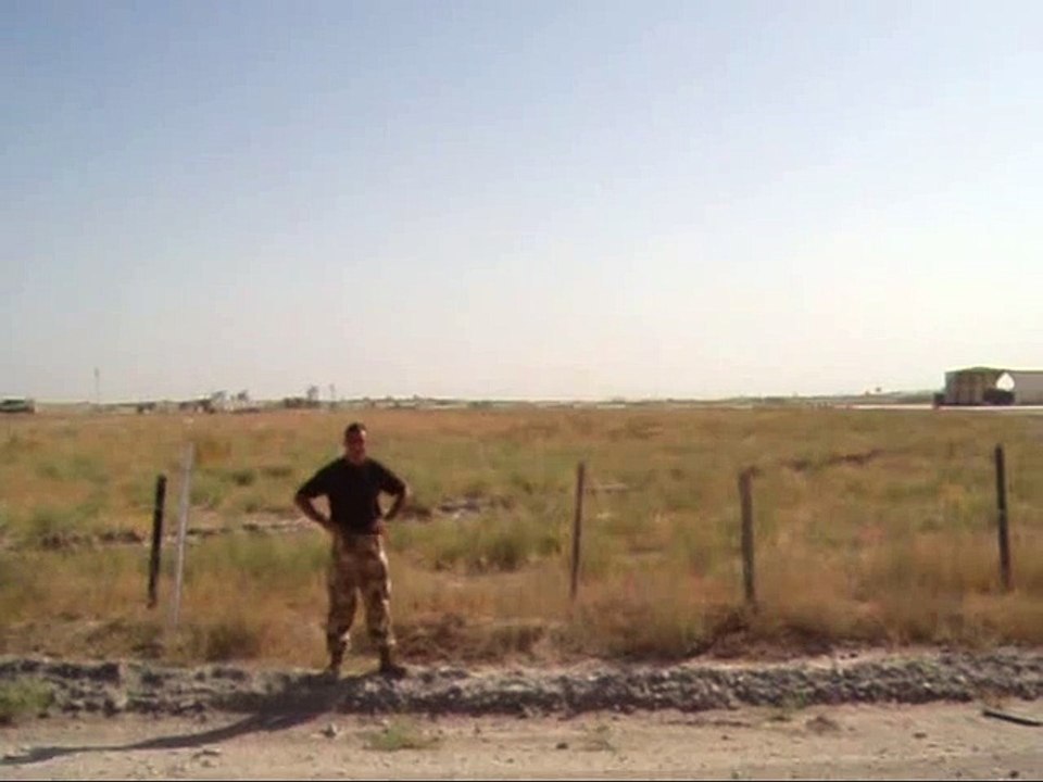 Ce soldat va se faire froler par un avion qui vole en rase motte... Dingue