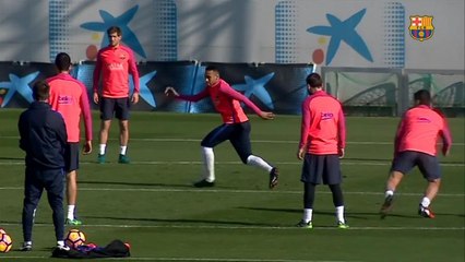 Télécharger la video: Neymar retorna aos treinos no Barcelona após jogos com a Seleção