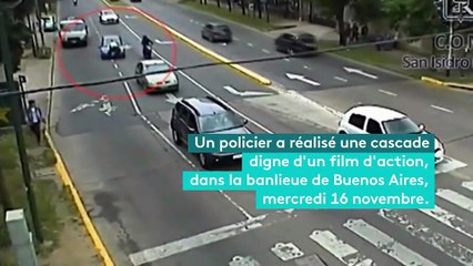 Un policier cramponné au capot d'une voiture en Argentine