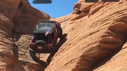 Un 4x4 grimpe un canyon