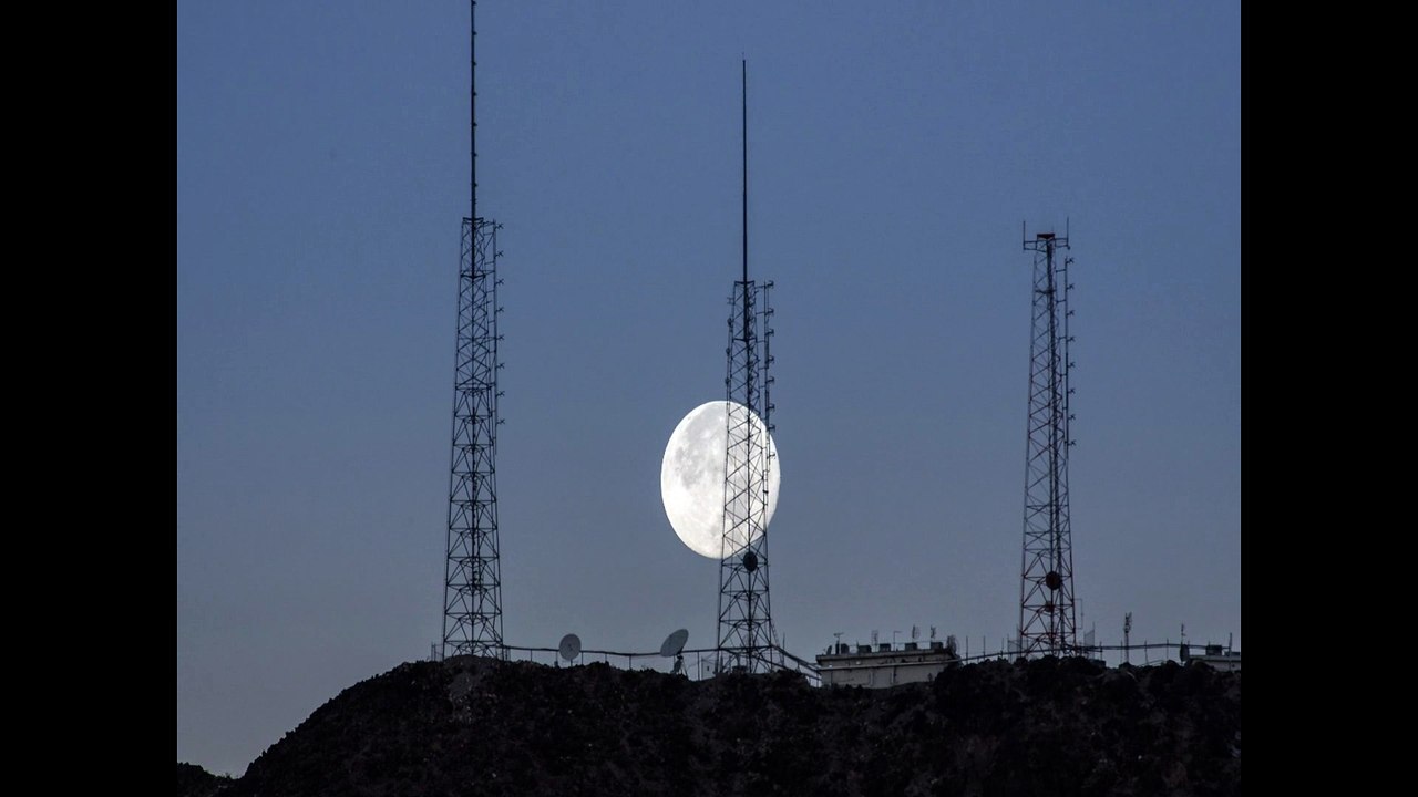 Breathtaking supermoon time lapse footage from Las Vegas