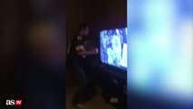 Vídeo _ Locura absoluta_ rompe la tv a batazos con sus hijos delante - AS.com
