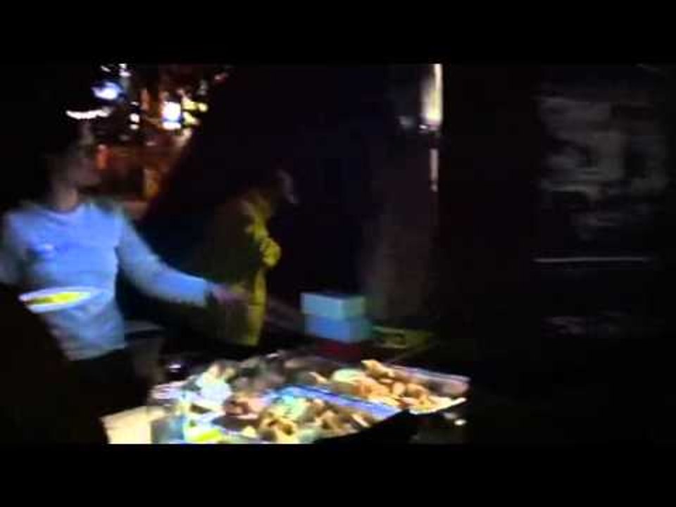 Occupons Montréal - 15 octobre 2011 - Au Square Victoria, c'est l'heure de manger.