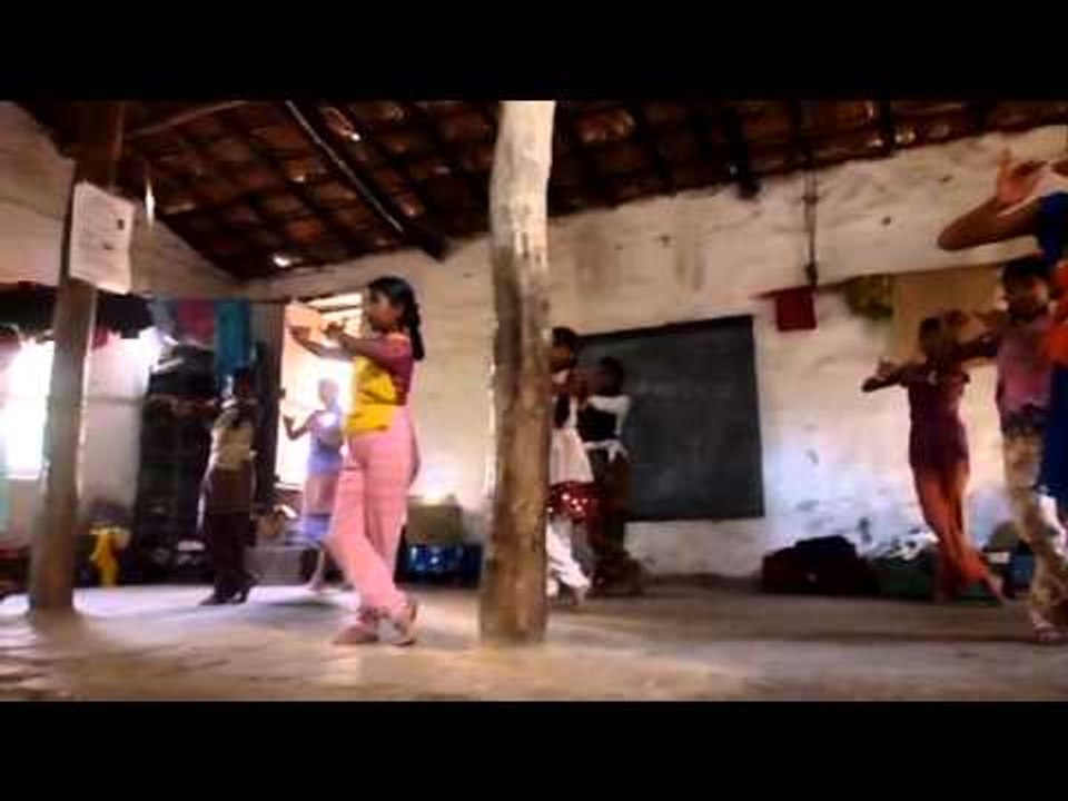De jeunes indiens à l'école de la danse.