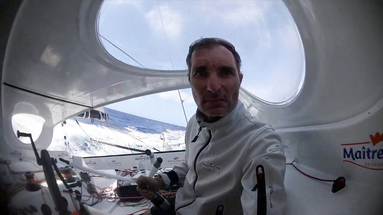 J13 : Jérémie Beyou n'a pas mis le nez dehors depuis 5 jours / Vendée Globe