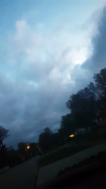 Amazing cigar shaped UFO Caught over Louisville KY, US,09.04.2016.