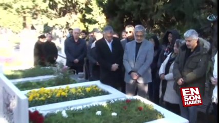 Nejat Uygur mezarı başında anıldı