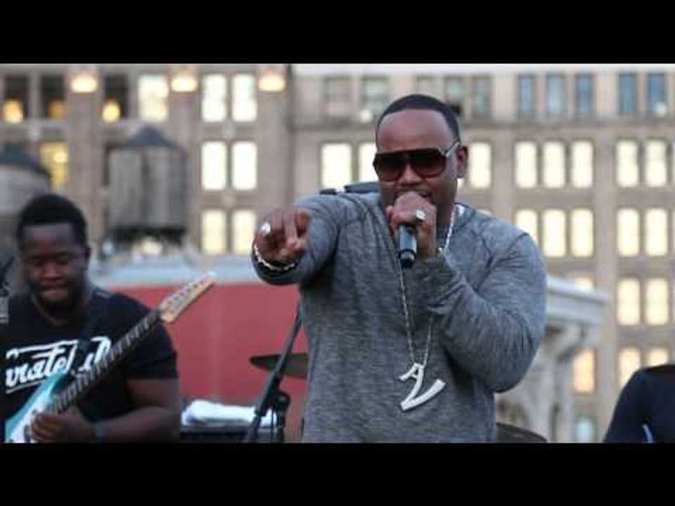 Avant live at Caroline Rooftop