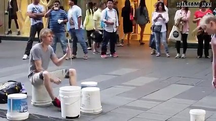 sokak bateristi mükemmel çaliyor