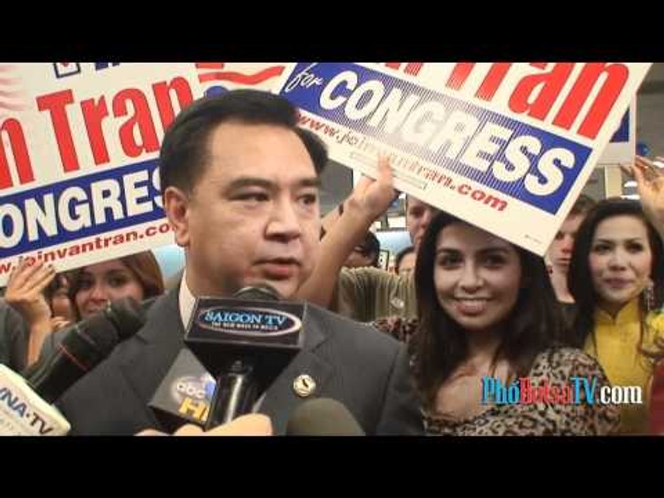 ƯCV Trần Thái Văn trả lời truyền thông trong đêm bầu cử