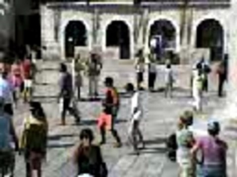 Un con qui danse et un qui joue de la guitare