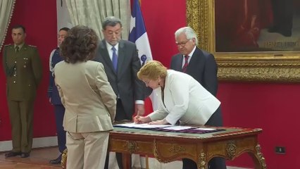 Bachelet renueva su gabinete