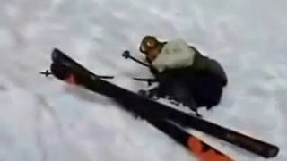 Un skieur chanceux après une chute dans une crevasse !