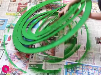 Elle trace des cercles du plus petit au plus grand sur un carton! Son idée est incroyablement bien pensée!