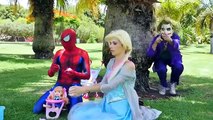 Elsa & cœur froid Spiderman Spiderman! Frozen Elsa & Spiderman! Superheroes dans la vie réelle