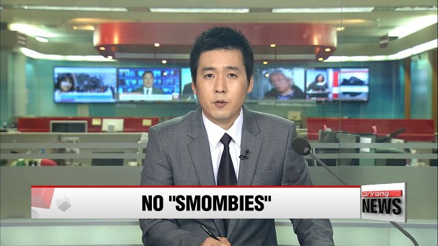 Korean gov't to discourage use of mobile devices while walking