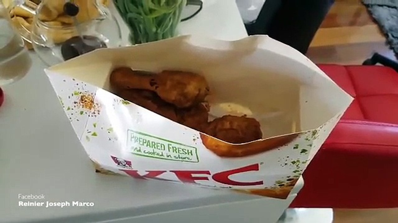 Опарыши шевелятся в курице KFC