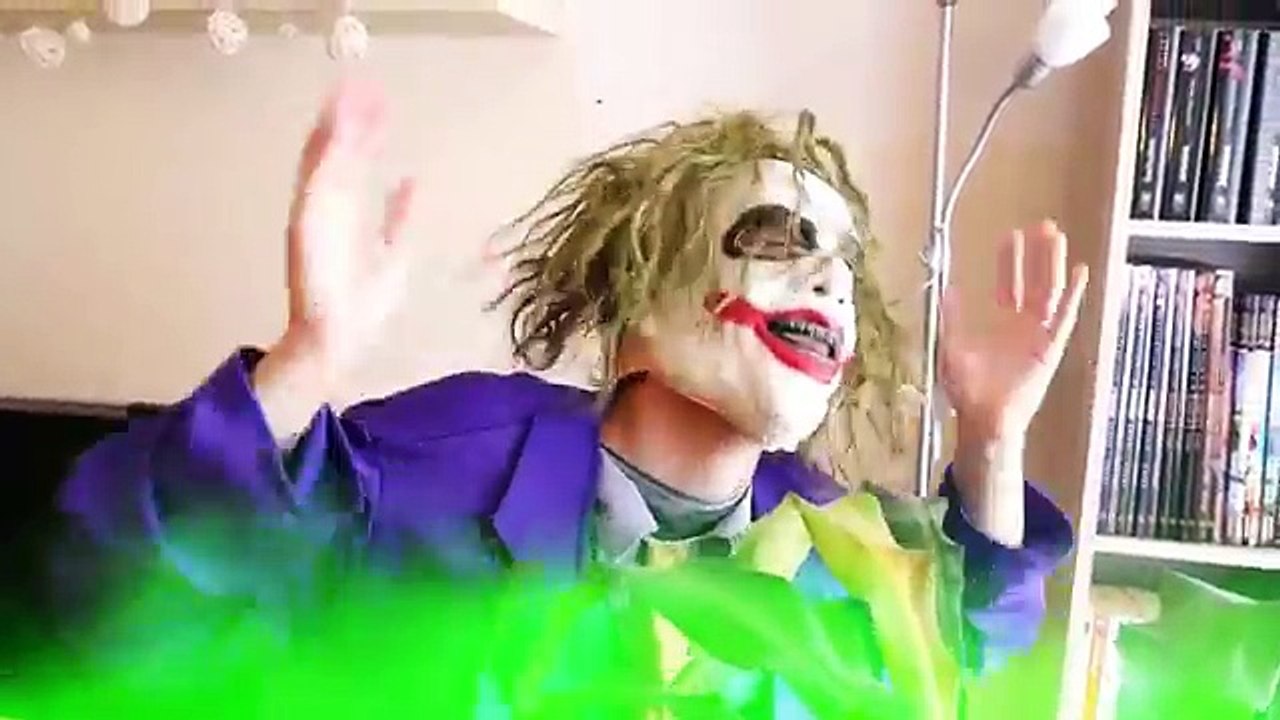 FROZEN ELSA HURT VS THE JOKER !! Bad Baby Spiderman vs Frozen Elsa w/ Toy Freaks Family Hidden Egg