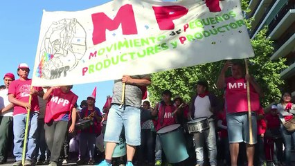 Marcha opositora exige declarar emergencia social en Argentina