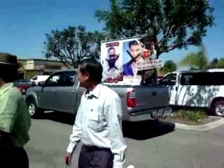 Ca sĩ Đàm Vĩnh Hưng và bầu show Dũng Taylor bị gạch mặt trên xe truck