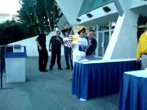 Luật sư Bùi Kim Thành tiến vào khu trình diễn show Tình Vào Hạ