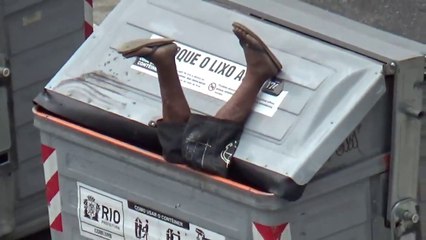 Ce gars complètement bourré va plonger dans une poubelle!