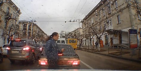 Un piéton traverse la route sans regarder et c'est l'accident.