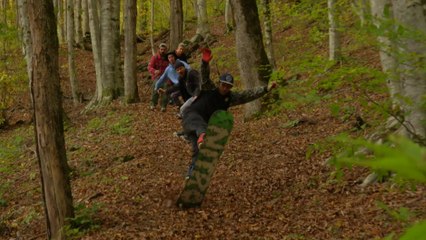 Faire du snowboard dans les bois