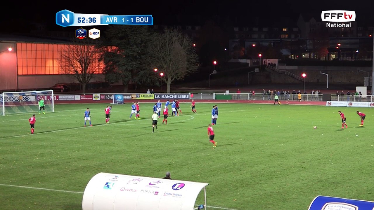 Coup franc de Mauricio dégagé par la défense